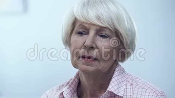 孤独的老太太几乎没有呼吸患有不治之症身体健康视频的预览图