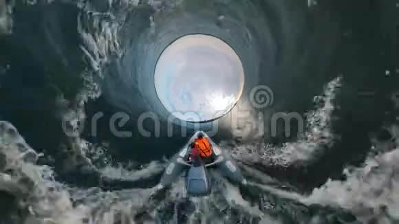 一个人在蓝河上坐快艇视频的预览图