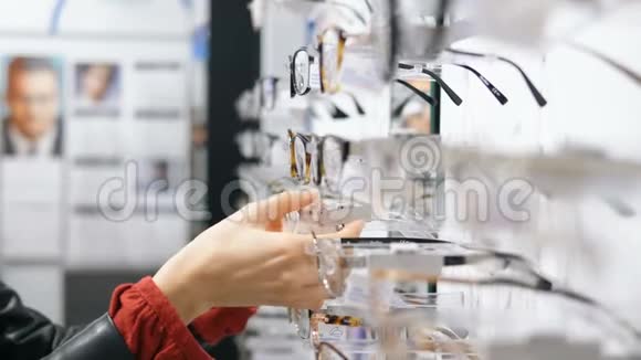 柯利女孩在光学商店里挑选和尝试眼镜视频的预览图