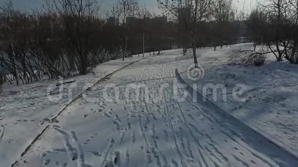 从上面看到的冬季道路公园小巷视频的预览图