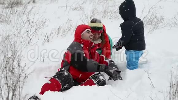 一家人在雪地里玩耍视频的预览图