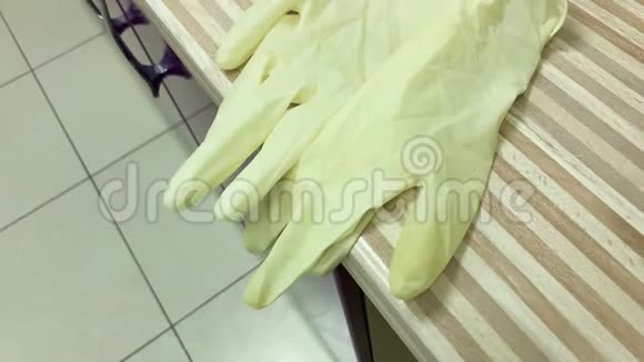 餐桌上的医用手套诊所卫生乳胶视频的预览图