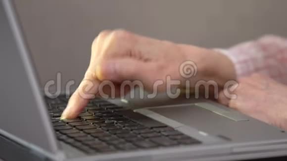 一位老年妇女在笔记本电脑键盘上按按钮使用技术学习视频的预览图