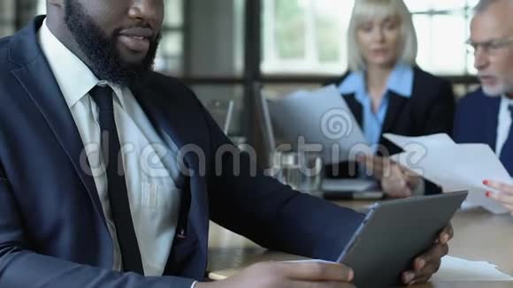 非裔美国商人在平板电脑上喜出望外交易成功视频的预览图