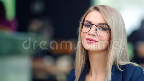 一幅美丽迷人的欧洲年轻女子戴着时髦的眼镜微笑着看着相机的肖像视频的预览图