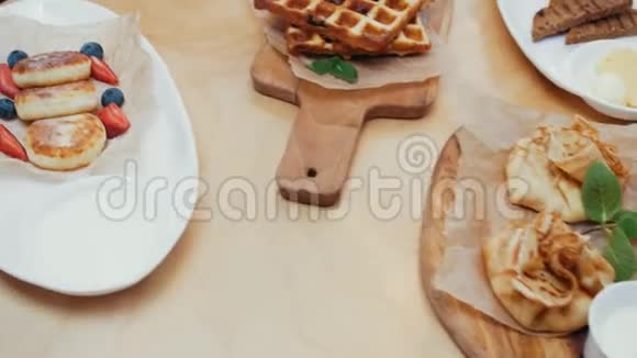 咖啡厅桌子上的华夫饼和其他食物视频的预览图