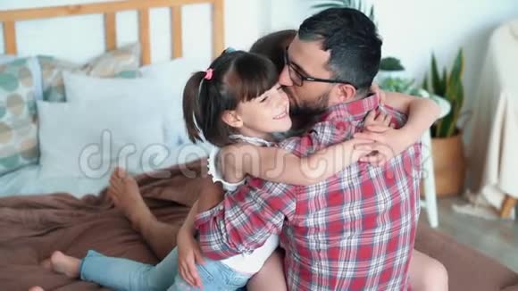 爸爸拥抱和亲吻女儿女孩爱爸爸慢动作视频的预览图