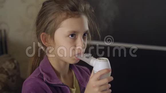 有雾化器的生病的孩子一个小女孩用雾化器吸入视频的预览图
