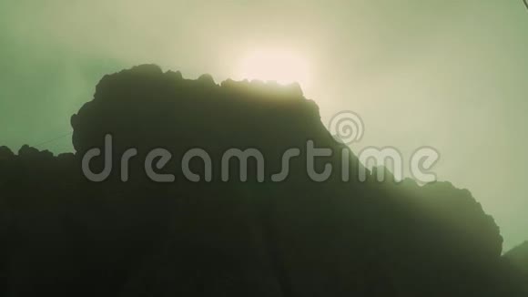 早晨的太阳从岩石峰升起慢动作早上在奥地利阿普斯视频的预览图