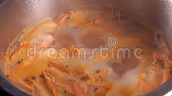 大虾和汤铲混合在一起视频的预览图