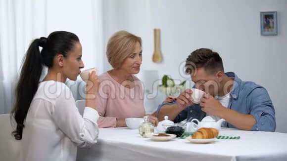 愤怒的妻子和婆婆争吵在咖啡休息时给儿子擦嘴视频的预览图