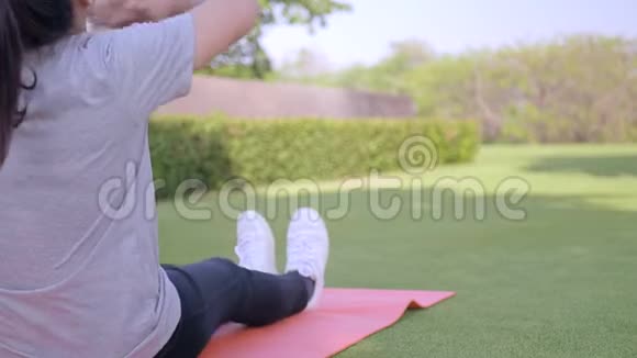 早上做瑜伽公园的女人每日生活方式录像视频的预览图