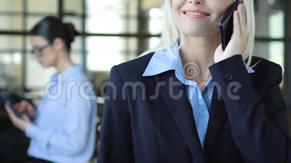 西装女士听客户电话咨询服务商业解决方案视频的预览图