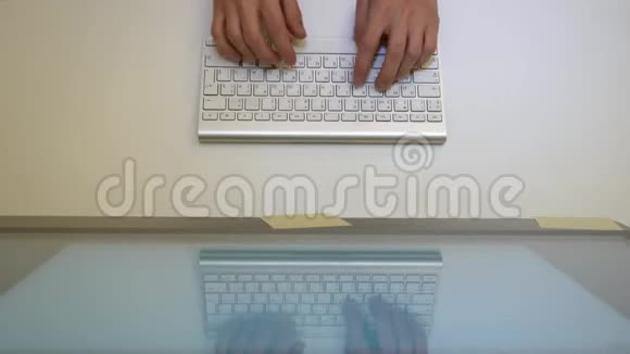 双手按键盘顶部视图打字视频的预览图