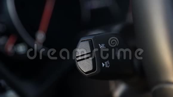 开启轿厢内照明装置自动运行模式的杠杆和按钮切换低梁和高梁视频的预览图