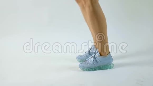 在灰色背景的工作室中特写女性赤脚跑鞋运动鞋保健概念视频的预览图