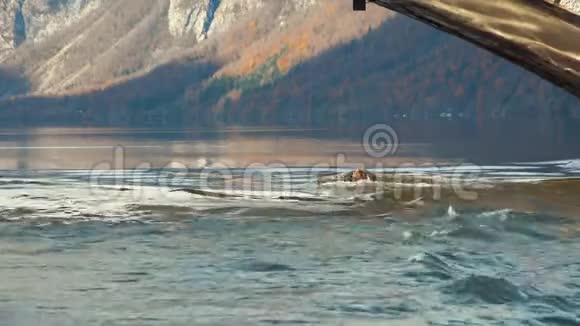 秋季石桥下流水水映山斯洛文尼亚视频的预览图