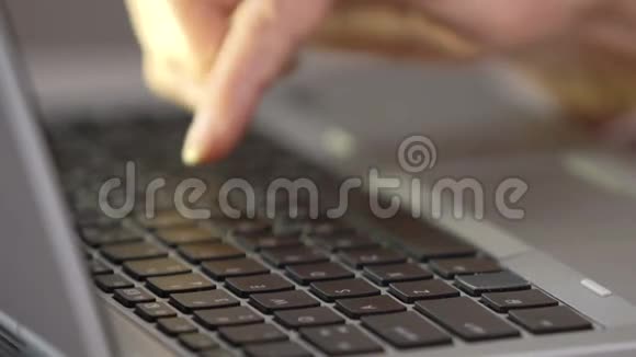 笔记本电脑键盘上老年女性手按按钮的特写科技视频的预览图