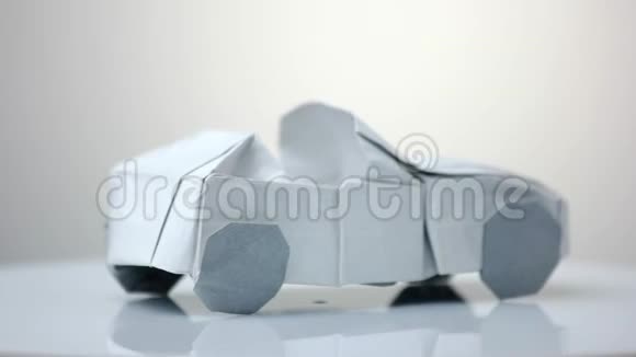 白色折纸车模型视频的预览图