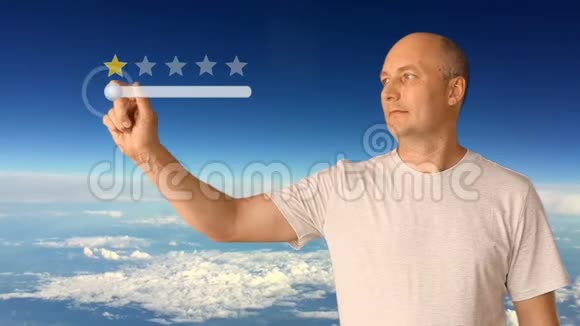 虚拟屏幕上5颗星的分数那个人在虚拟屏幕上移动手指在蓝天的映衬下视频的预览图