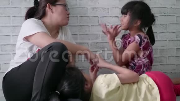 亚洲母亲正在和她女儿女孩玩耍视频的预览图