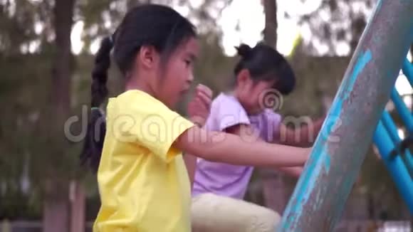 亚洲小女孩在操场上爬上梯子视频的预览图