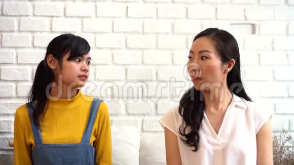 失望的亚洲女性坐在沙发上视频的预览图