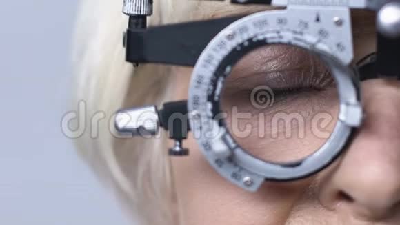 眼科医生在屈光度换镜片检查成熟病人视力特写视频的预览图