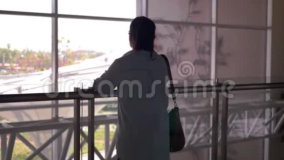 女人看着窗外的机场视频的预览图