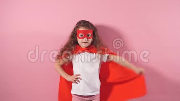 可爱可爱的孩子穿着红色超级英雄套装和面具视频的预览图