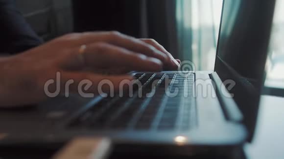 男人手指印在笔记本电脑键盘上视频的预览图