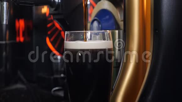 缓慢地将黑啤酒倒入玻璃杯中新鲜和泡沫律师背景微酿啤酒工艺啤酒视频的预览图