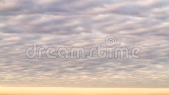 黄昏的天空随着移动的柔和的云彩和橙色柔和色调的效果而流逝鸽子云景延时背景视频的预览图