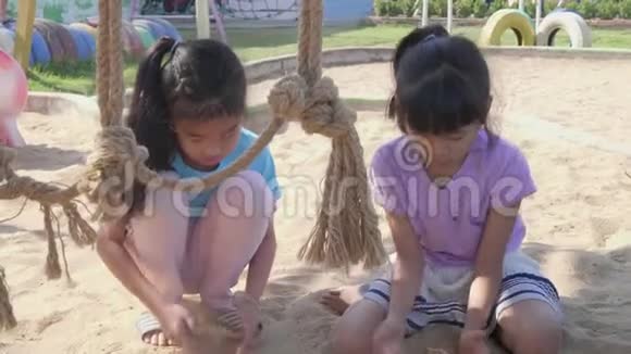 亚洲小女孩在学校游乐场玩得开心视频的预览图