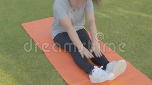 女人练习瑜伽日常生活方式录像视频的预览图