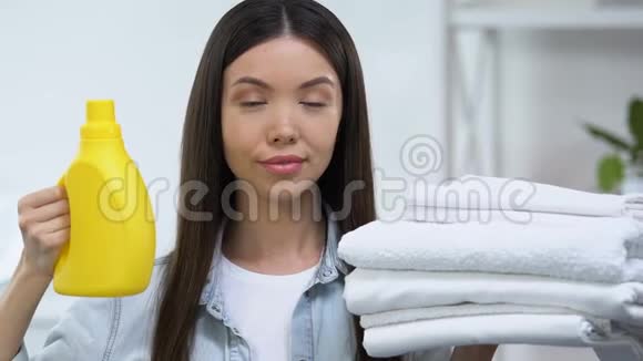 满意的女人把洗过的凝胶和新鲜的亚麻布放进相机美白视频的预览图