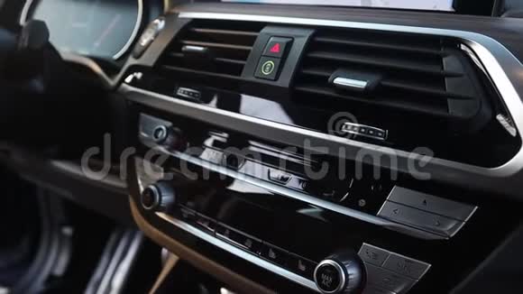 音乐播放器气候控制按钮紧急停止按钮高级轿车的仪表板皮革方向盘它的内部视频的预览图