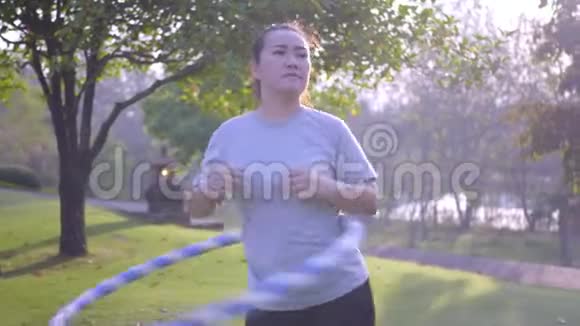 女人运动呼啦圈与太阳耀斑日常生活方式录像视频的预览图