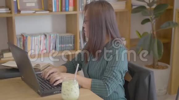 妇女在家庭办公室的笔记本电脑工作视频的预览图