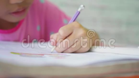 亚洲儿童女孩写在笔记本上每日生活方式录像视频的预览图