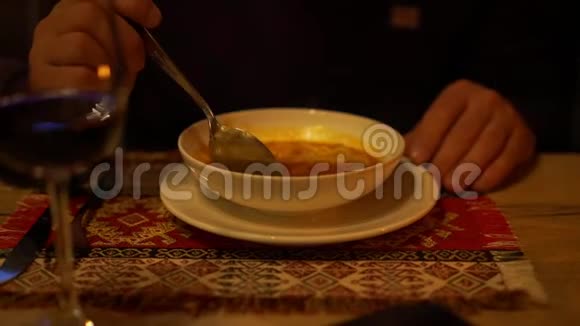 人吃白盘子里的美味浓汤视频的预览图