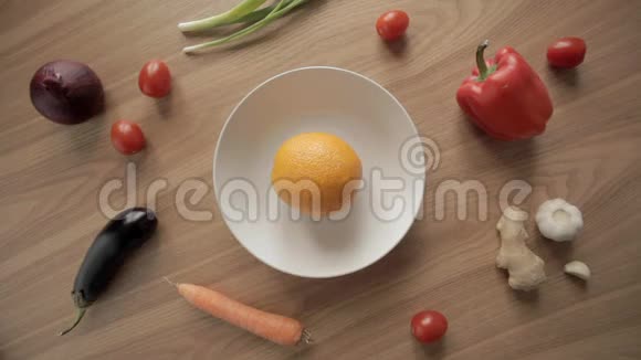 把熟橙和黄柠檬放在白色盘子里视频的预览图