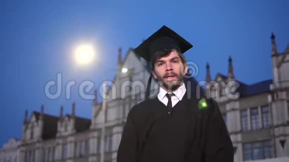 男性毕业生在学术上跳舞视频的预览图