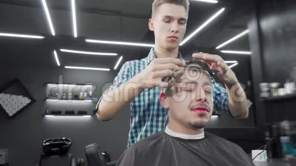 在理发店理发的成熟男人视频的预览图