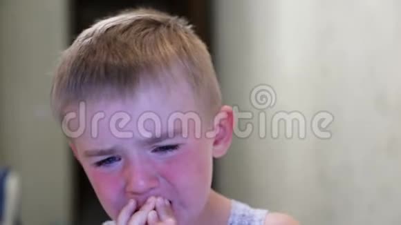 孩子在哭红脸孩子用手揉眼睛特写视频的预览图