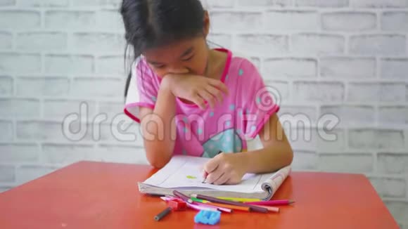 儿童女孩在家客厅画画日常生活录像视频的预览图