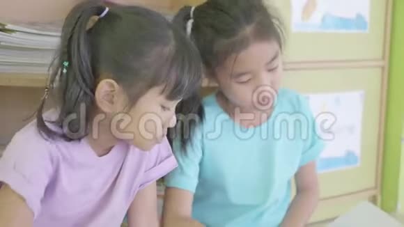 孩子们小女孩在家学习功课视频的预览图