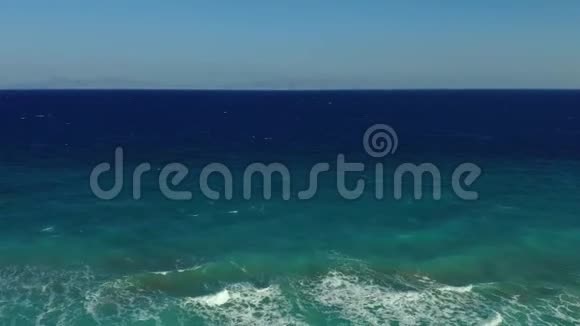 空中俯视绿松石波在空卵石滩上破碎从鸟瞰纯净平静大海无人机摄像机从视频的预览图
