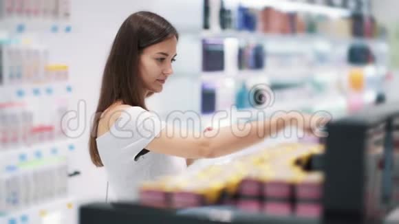 化妆品店的年轻女性选择染发剂慢动作视频的预览图