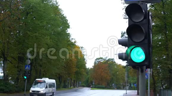 绿色交通灯变成黄色和红色慢动作视频的预览图
